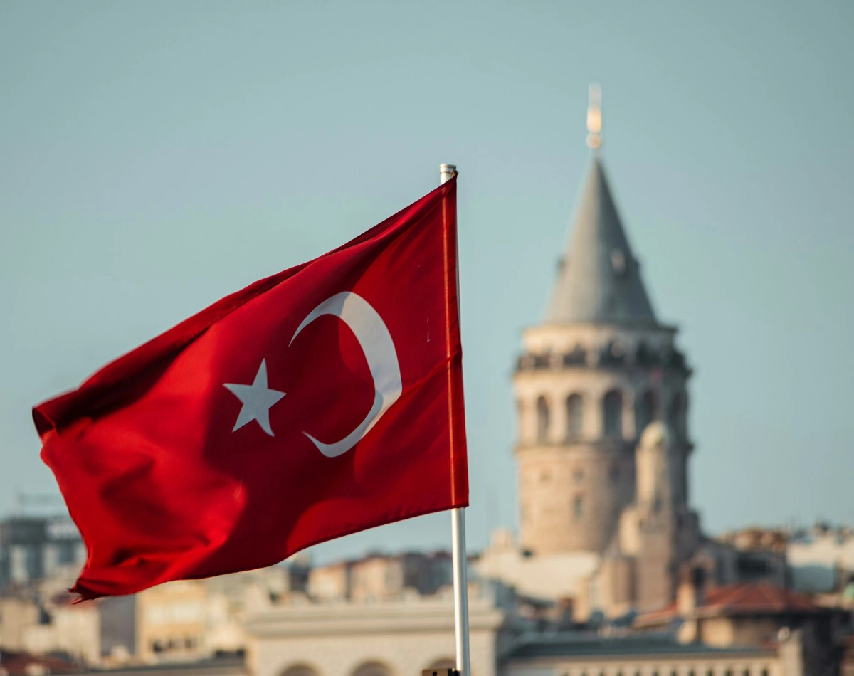 30 Ağustos Zafer Bayramı, Galata kulesi önünde Türk Bayrağı görseli